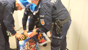 Policjanci podczas Mikołajkowej akcji charytatywnej.