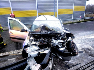 Rozbite auto na drodze ekpresowej.