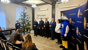 Organizatorzy i nagrodzone osoby podczas wręczenia nagród.