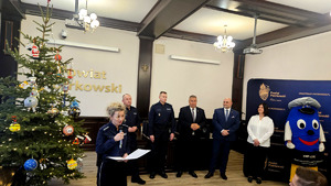 Organizatorzy i nagrodzone osoby podczas wręczenia nagród.