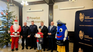 Organizatorzy i nagrodzone osoby podczas wręczenia nagród.