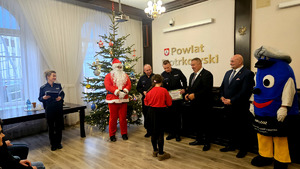 Organizatorzy i nagrodzone osoby podczas wręczenia nagród.