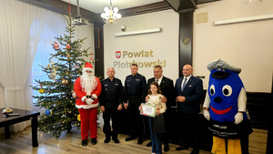 Organizatorzy i nagrodzone osoby podczas wręczenia nagród.