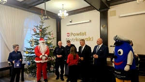 Organizatorzy i nagrodzone osoby podczas wręczenia nagród.