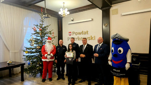 Organizatorzy i nagrodzone osoby podczas wręczenia nagród.