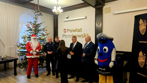 Organizatorzy i nagrodzone osoby podczas wręczenia nagród.