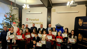 Organizatorzy i nagrodzone osoby podczas wręczenia nagród.