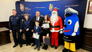 Organizatorzy i nagrodzone osoby podczas wręczenia nagród.