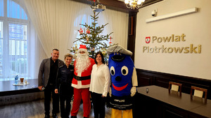 Organizatorzy i nagrodzone osoby podczas wręczenia nagród.