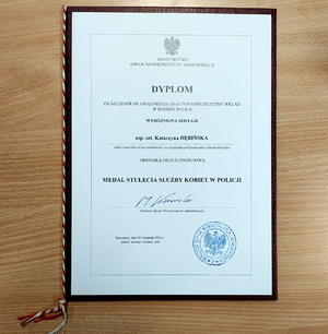 Dyplom za szczególne osiągnięcia oraz ponadprzeciętny wkład w rozwój policji dla aspirant sztabowy Katarzyny Dębińskiej.
