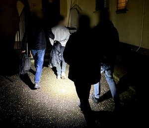 Policjanci z zatrzymanymi.