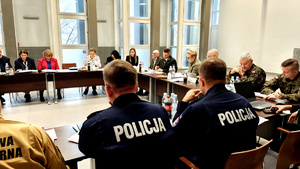 Zgromadzone osoby podczas posiedzenia.