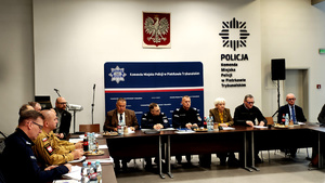 Zgromadzone osoby podczas posiedzenia.