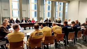 Zgromadzone osoby podczas posiedzenia.