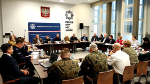 Zgromadzone osoby podczas posiedzenia.