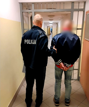 Policjant z zatrzymanym.
