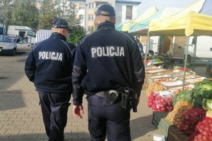 Policjanci podczas patrolu targowiska.