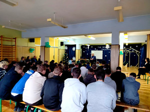 Policjantka z uczniami podczas prelekcji.