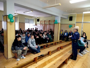 Policjantka z uczniami podczas prelekcji.