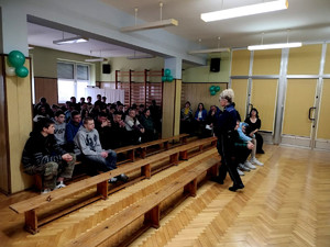 Policjantka z uczniami podczas prelekcji.