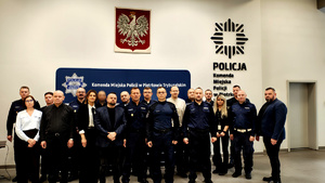 Policjanci podczas spotkania wigilijnego.