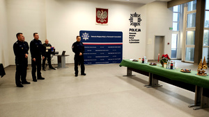 Policjanci podczas spotkania wigilijnego.