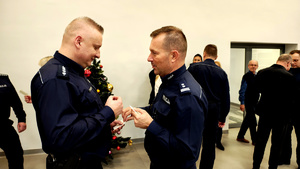 Policjanci podczas spotkania wigilijnego.
