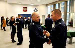 Policjanci podczas spotkania wigilijnego.