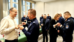 Policjanci podczas spotkania wigilijnego.