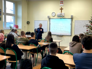 Policjantka podczas spotkania z uczniami.