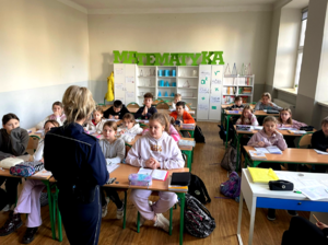 Policjantka podczas spotkania z uczniami.
