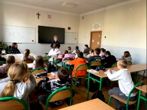 Policjantka podczas spotkania z uczniami.