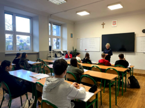 Policjantka podczas spotkania z uczniami.