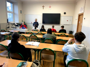 Policjantka podczas spotkania z uczniami.