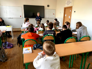 Policjantka podczas spotkania z uczniami.