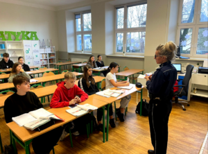 Policjantka podczas spotkania z uczniami.