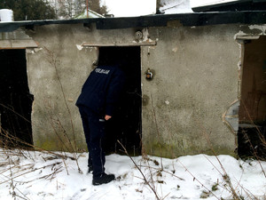 Policjant sprawdzający pustostan.