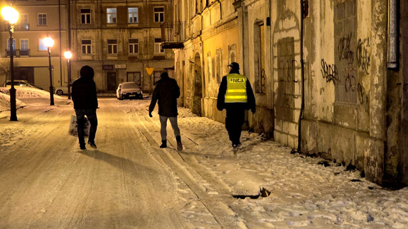 Policjanci podczas działań pomocowych.
