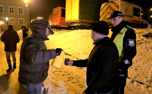 Policjanci podczas działań pomocowych.