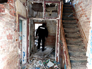 Policjant sprawdzający pustostany.