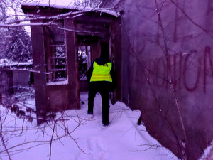 Policjant sprawdzający pustostany.