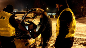 Policjanci podczas akcji skierowanej do osób w kryzysie bezdomności.