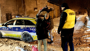 Policjanci podczas akcji skierowanej do osób w kryzysie bezdomności.