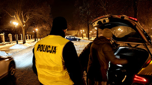 Policjanci podczas akcji skierowanej do osób w kryzysie bezdomności.