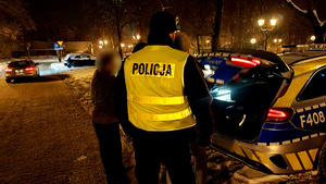 Policjanci podczas akcji skierowanej do osób w kryzysie bezdomności.