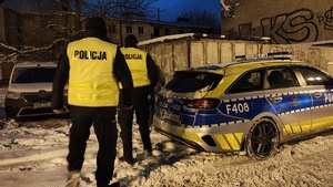 Policjanci podczas akcji skierowanej do osób w kryzysie bezdomności.