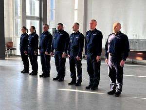 Policjanci podczas uroczystej zbiórki.