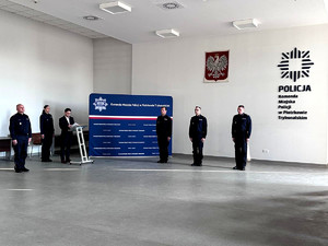Policjanci podczas uroczystej zbiórki.