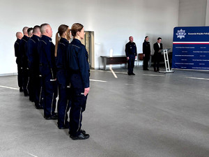 Policjanci podczas uroczystej zbiórki.