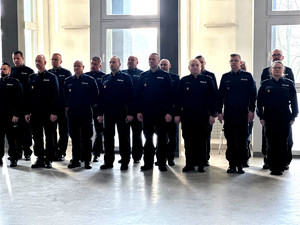 Policjanci podczas uroczystej zbiórki.